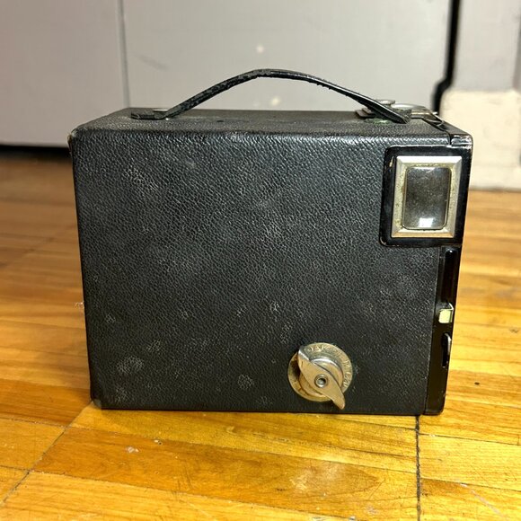 VINTAGE KODAK BROWNIE MODEL: SIX-20 BOX CAMERA - Picture 6 of 8